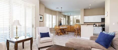 Televisión de pantalla plana, chimenea, reproductor de DVD y videoteca