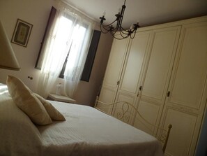 Honeymoon kamer, 1 twee- of 2 eenpersoonsbedden, gemeenschappelijke badkamer | Verduisterende gordijnen, een strijkplank/strijkijzer, beddengoed