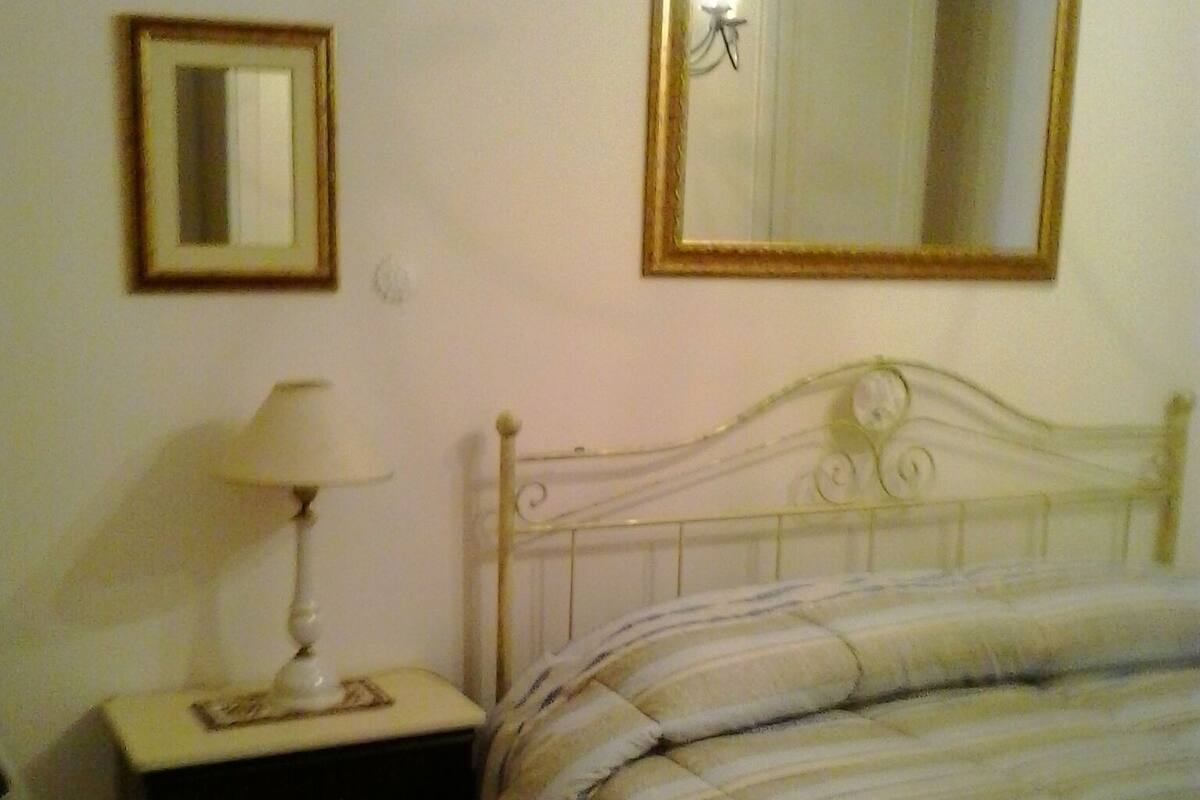 Habitación de luna de miel con 1 cama doble o 2 individuales, baño compartido | Cortinas opacas, tabla de planchar con plancha, ropa de cama
