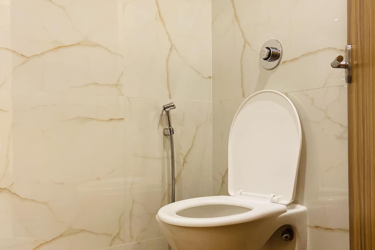 Quarto casal básico | Banheiro | Chuveiro, toalhas de banho