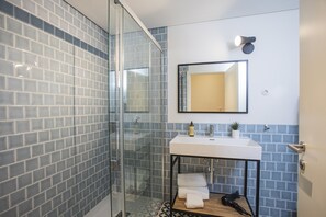 Shower, hair dryer, towels, toilet paper - Montebelo Lisbon Downtown Apartments (Lisbon)