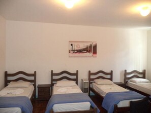 Quadruple Room (4 camas solteiro) | Minibar, free WiFi