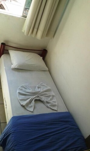 Single Room | Minibar, free WiFi