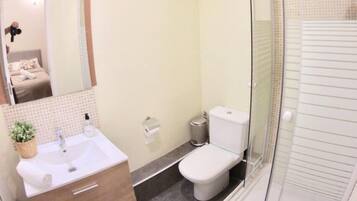 Tweepersoonskamer, privébadkamer | Badkamer | Een haardroger, handdoeken, zeep