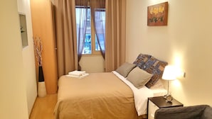 Chambre Triple, salle de bains privée (external bathroom)
