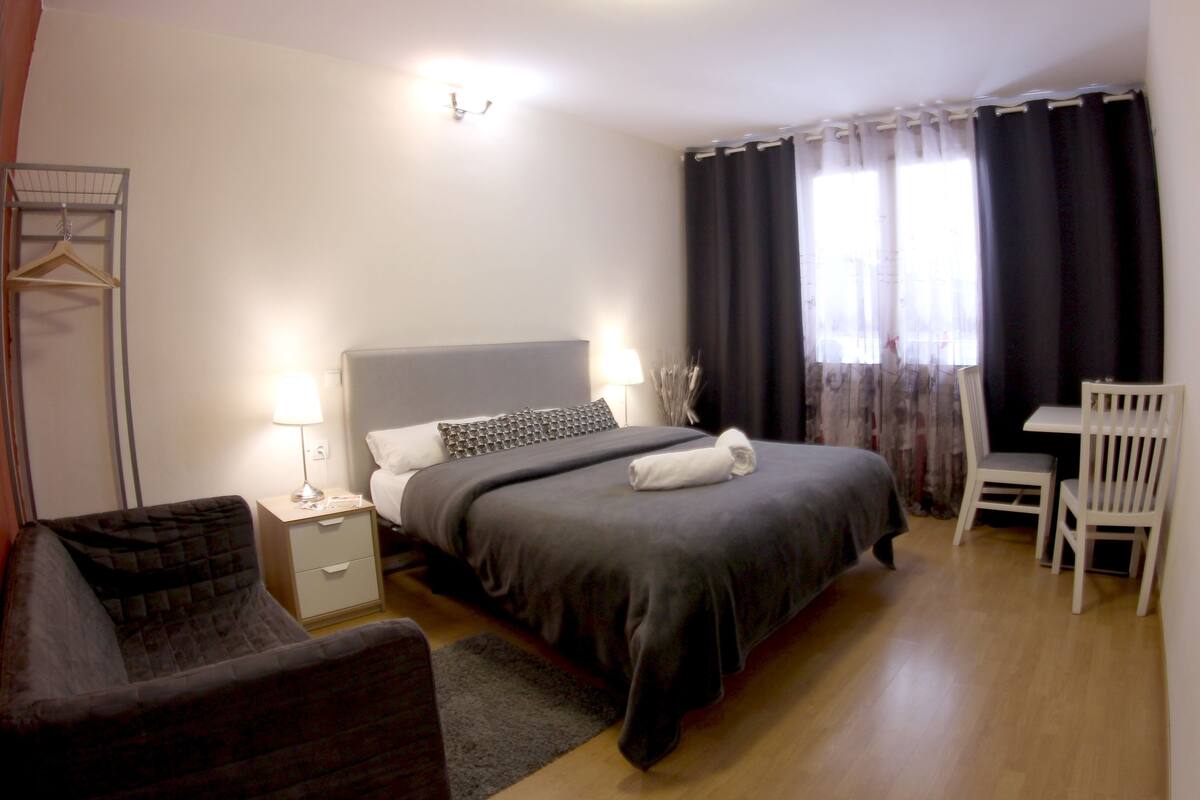 Chambre Double, salle de bains privée, vue ville