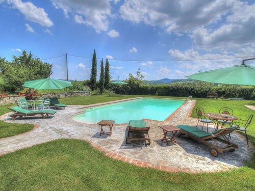 Stunning private villa for 4 people with pool, WIFI, TV, patio and pets allowed, close to Arezzo