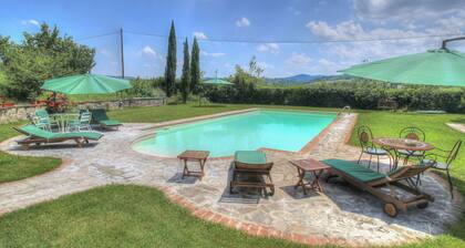 Stunning private villa for 4 people with pool, WIFI, TV, patio and pets allowed, close to Arezzo