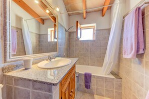 Baignoire, sĂšche-cheveux, serviettes fournies