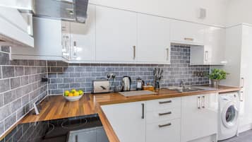 3 Bed - Raleigh | Private kitchen | Fridge, microwave, oven, dishwasher