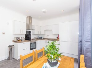 2 bed - Nelson | Cocina privada | Refrigerador, microondas, horno y lavavajillas 