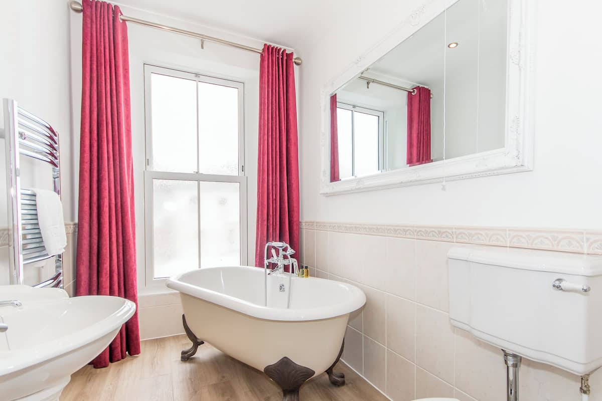 2 bed - Nelson | Bathroom