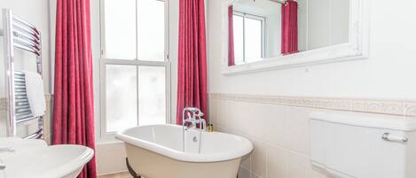 2 bed - Nelson | 욕실 | 욕조, 무료 세면용품, 타월, 화장지