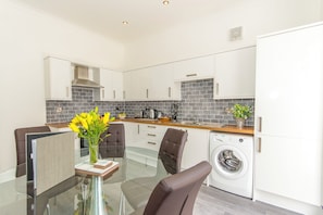 3 Bed - Raleigh | Private kitchen | Fridge, microwave, oven, dishwasher - Admiralty street by Pureserviced (Plymouth)