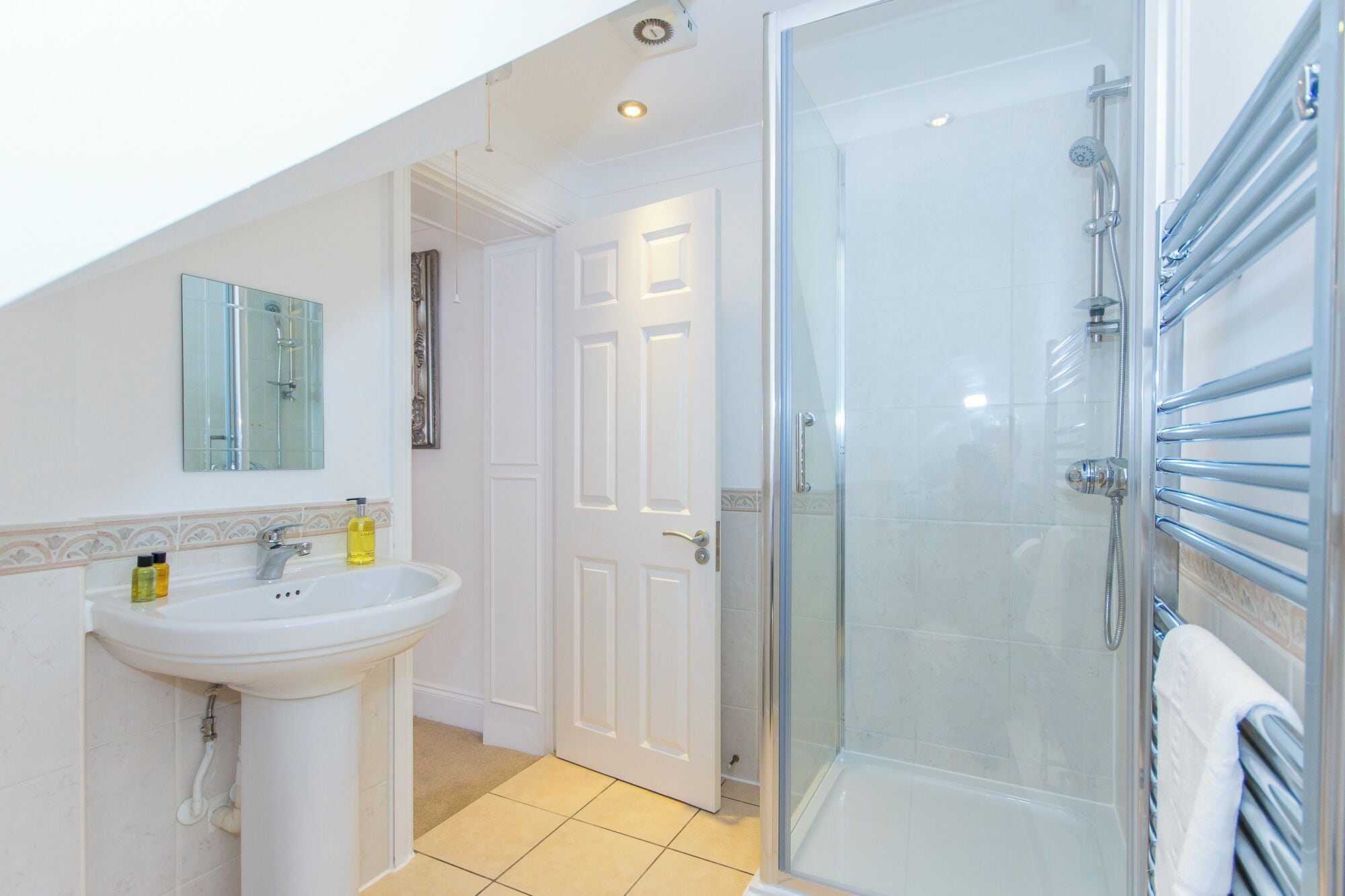 3 Bed - Raleigh | Bathroom | Bathtub, free toiletries, towels, toilet paper