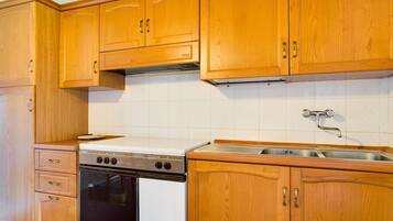 Forno, tostapane, freezer, tavolo da pranzo