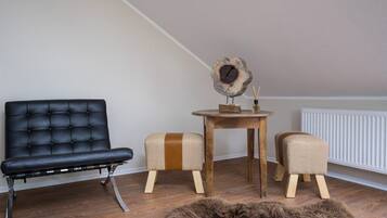 Studiosuite (Suite Penthouse XL) | Wohnbereich | Fernseher