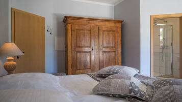 Decoración personalizada, muebles diferentes, escritorio y wifi gratis