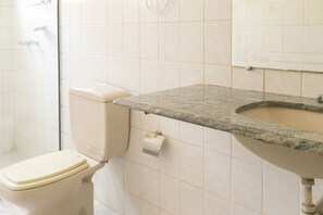 Triple Room, Multiple Beds | Bathroom