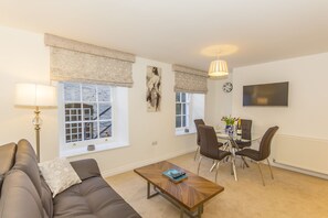1 Bed - Below Deck | Lounge
