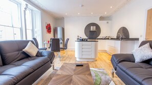 1 bed - Captain's Quarters | Oppholdsområde | TV