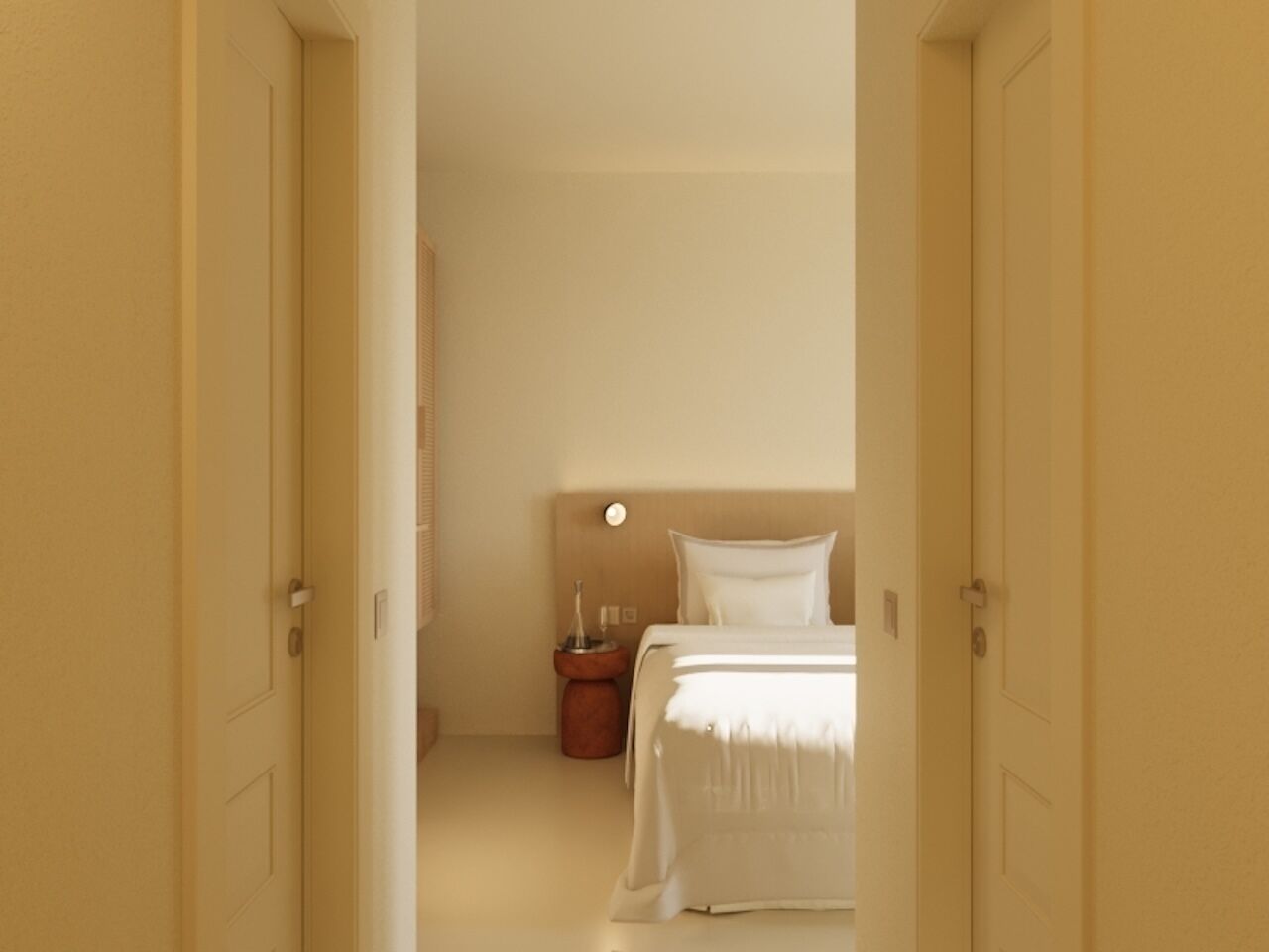 Una camera d'albergo con un letto, un comodino e un tavolino di fianco al letto.
