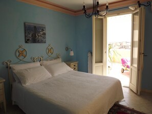 객실 내 금고, 각각 다른 스타일의 인테리어, 각각 다르게 가구 비치, 책상