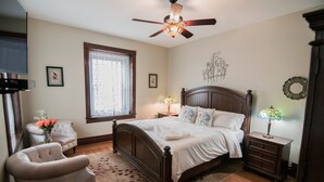 Unclassified image, 4 of 9, button - George Washington Wood Bed & Breakfast (Conshohocken)