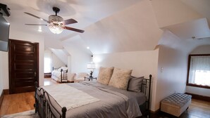 Unclassified image, 2 of 9, button - George Washington Wood Bed & Breakfast (Conshohocken)