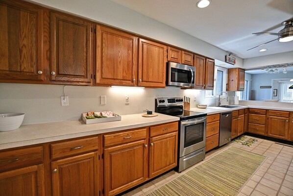 冰箱、微波炉、烤箱、炉灶