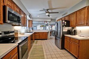 冰箱、微波炉、烤箱、炉灶