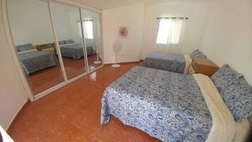 5 Schlafzimmer, Bügeleisen/Bügelbrett, WLAN