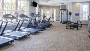 Ein Fitnessstudio mit Laufbändern, Crosstrainern und Gewichtsmaschinen.