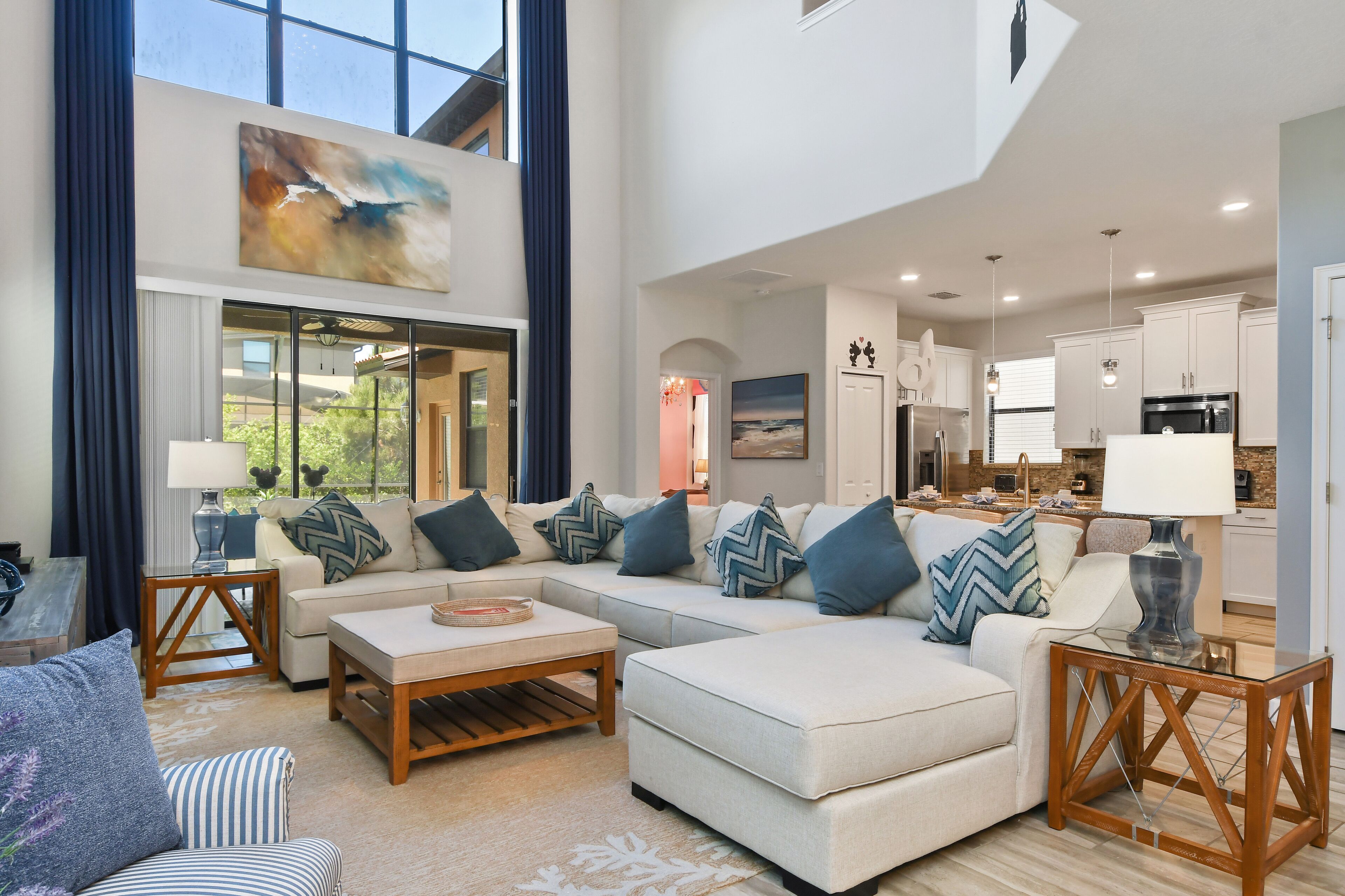 Talo, 5 makuuhuonetta, yksityinen uima-allas (5 Bathrooms) | Oleskelualue | 60–tuumainen taulutelevisio, jossa kaapelikanavat