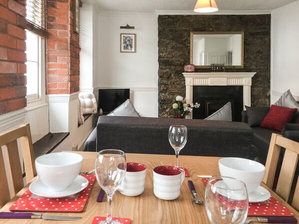 Apartamento, 2 quartos | Área de estar | TV de tela plana, lareira