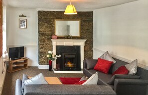 Apartamento, 2 quartos | Área de estar | TV de tela plana, lareira