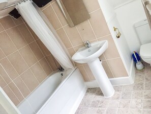 Apartamento, 2 quartos | Banheiro | Chuveiro/banheira combinados, toalhas de banho