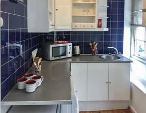 Apartamento, 2 quartos | Cozinha privada | Geladeira, micro-ondas, fogão, chaleira elétrica