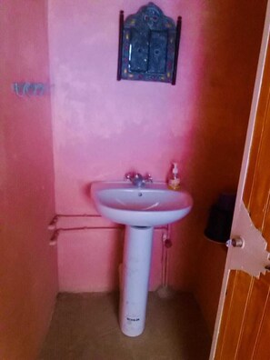 Quarto triplo | Banheiro | Chuveiro, chuveiro com efeito de chuva, toalhas de banho