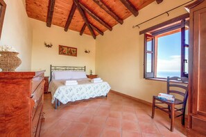 1 chambre, bureau, fer et planche à repasser, lit parapluie