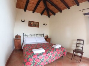1 Schlafzimmer, Schreibtisch, Bügeleisen/Bügelbrett, Reisekinderbett