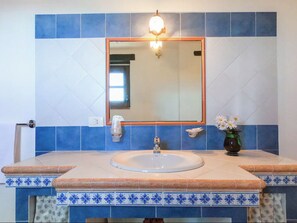 Douche, sèche-cheveux, bidet, serviettes fournies