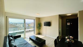 Apartemen Elite (2BRM) | Dilengkapi dengan perabotan berbeda-beda dan meja kerja