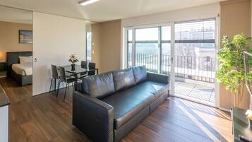 Apartemen Elite (1BRM) | Dilengkapi dengan perabotan berbeda-beda dan meja kerja