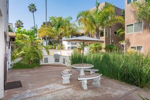 Outdoor dining - Nice 2 Story Condo, Seconds to Sand, Toys, Parking (San Diego)