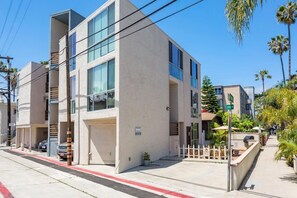 Exterior - Nice 2 Story Condo, Seconds to Sand, Toys, Parking (San Diego)