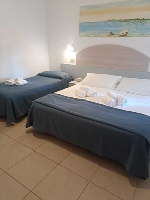 Classic Triple Room | Minibar, in-room safe, desk, laptop workspace - Petite Fleur (Alba Adriatica)