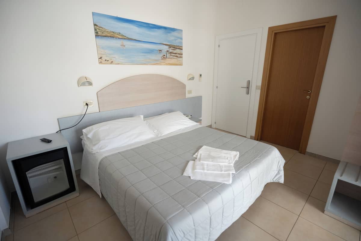 Minibar, caja de seguridad en la habitación y escritorio