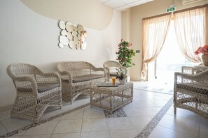 تلفزيون إل إي دي بحجم 22-بوصة يعرض قنوات تلفزيونية رقمية، تلفزيون