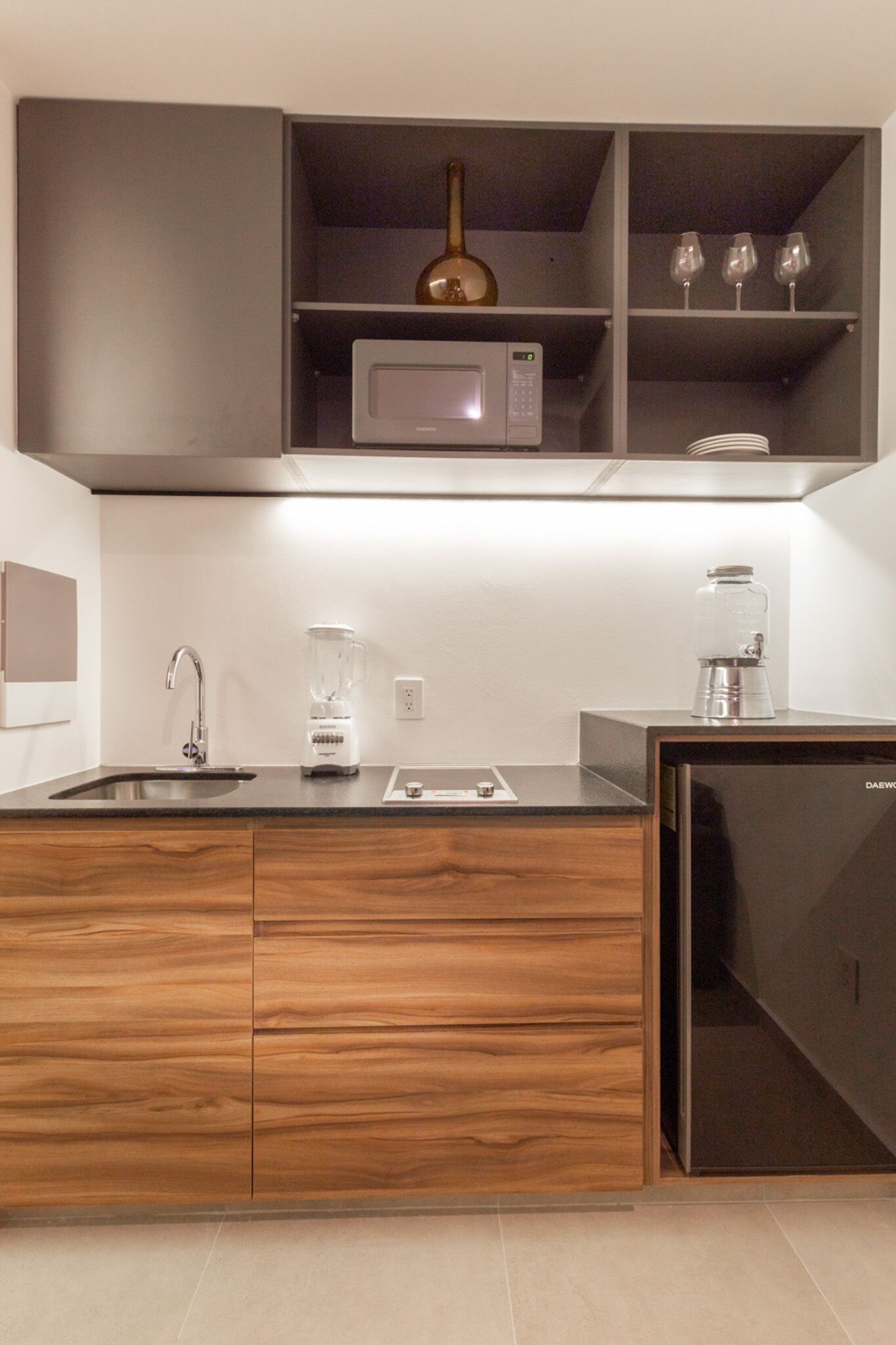 Budget Studio just minutes from the beach. Perfect for couples!